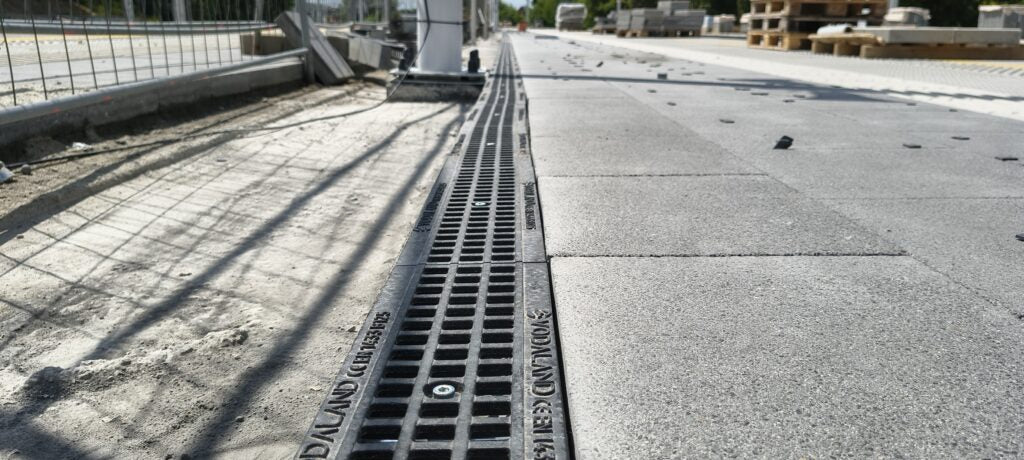 Odwodnienie liniowe betonowe VODALAND Base DN100 H150 z rusztem żeliwnym kratowym, kl. B125