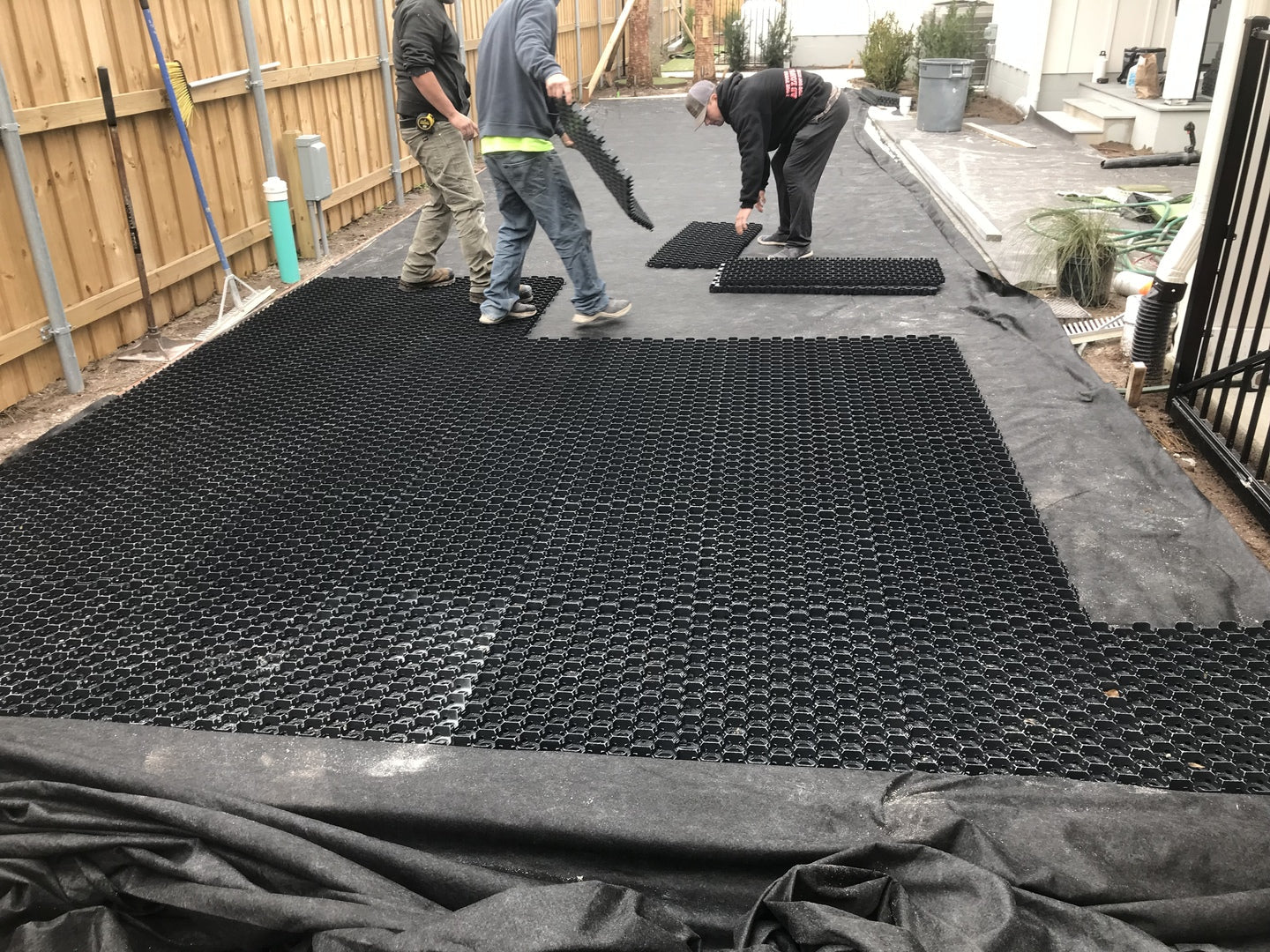 Taras z nawierzchnią trawiastą z systemu HexPave
