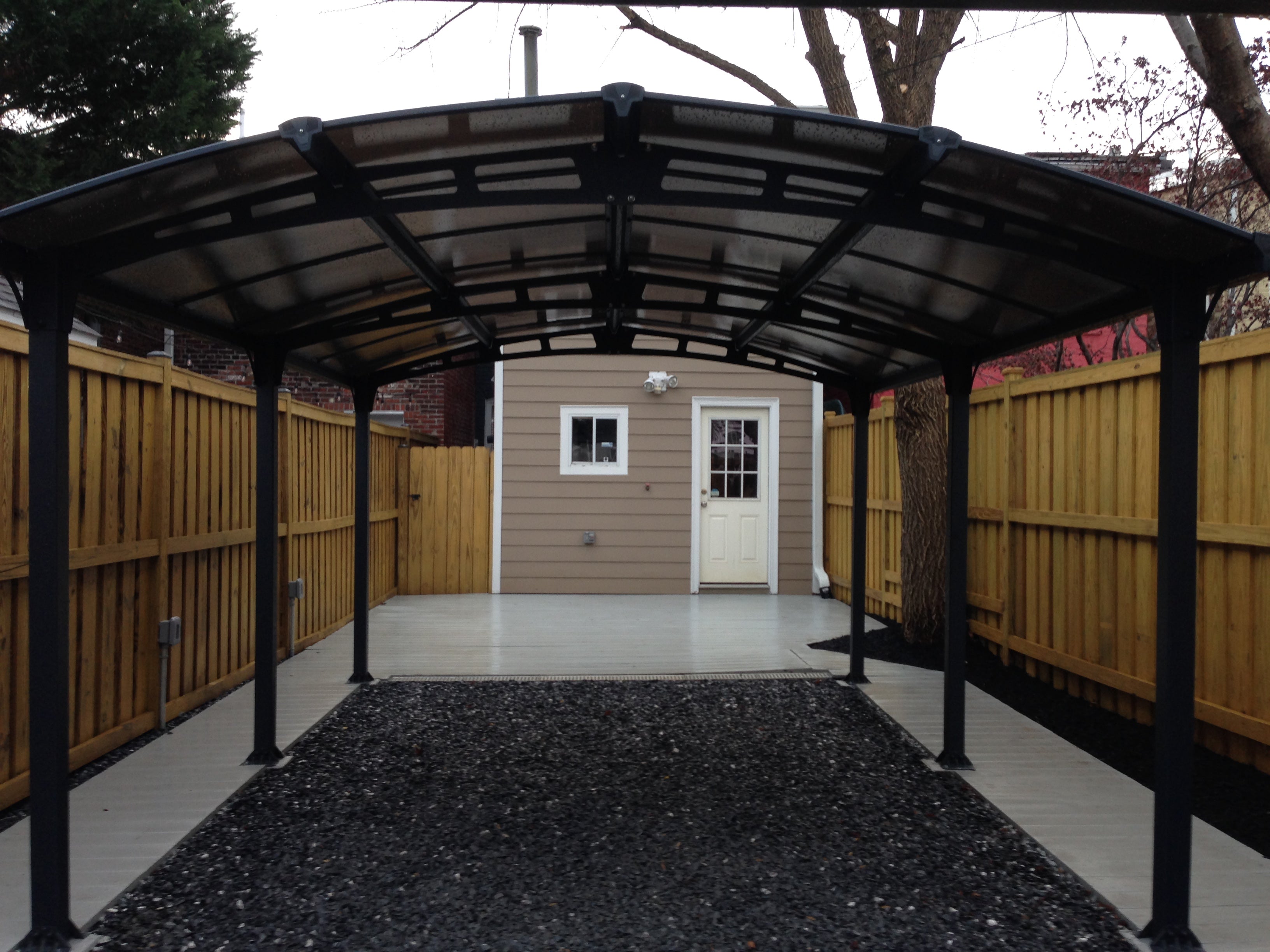 Montaż wiaty samochodowej (carport)