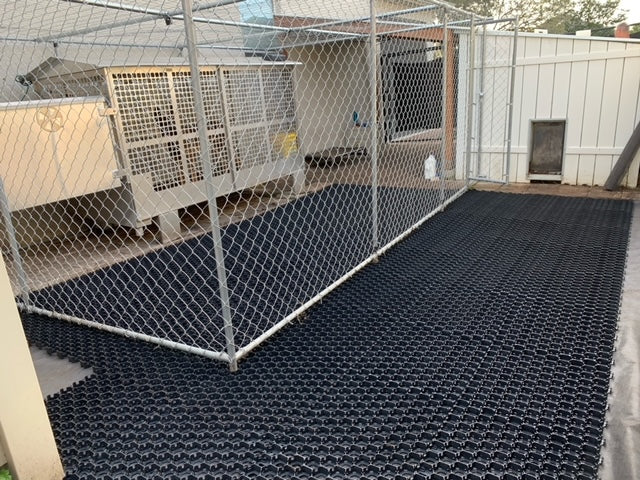 Instalacja nawierzchni w kojcu dla psów